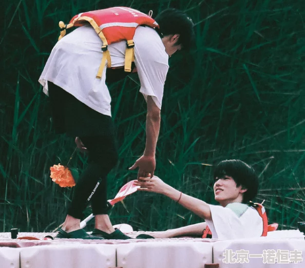 刘耀文宋亚轩河马近日刘耀文与宋亚轩在活动中展现默契互动引发粉丝热议